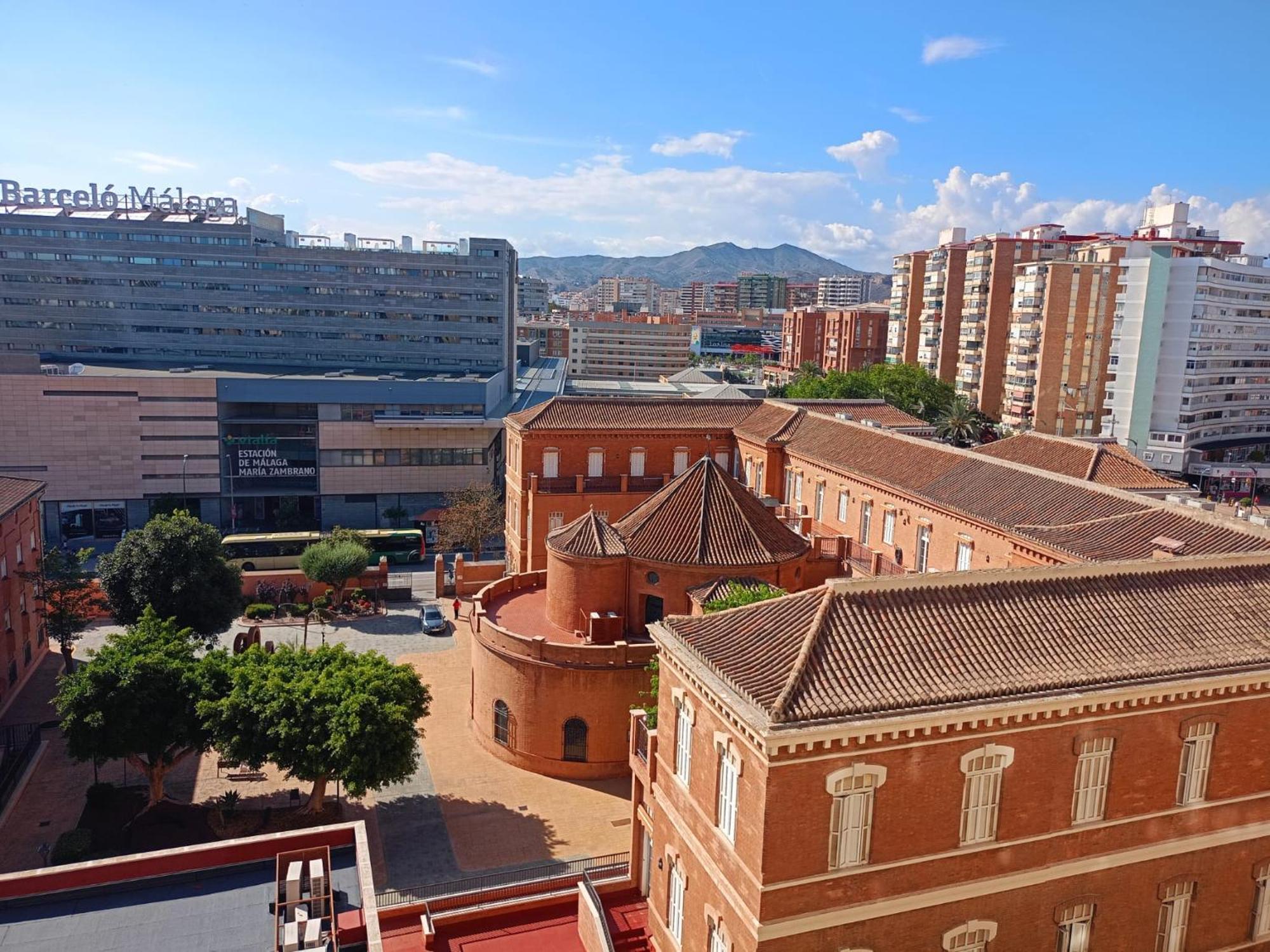 Habitacion Privada Centro Malaga Cerca Tren Maria Zambrano Y Playa Muy Buena Conexion Wifi Экстерьер фото